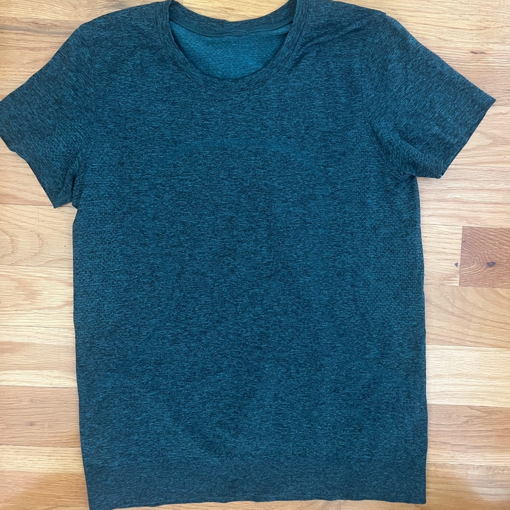 Lululemon swiftly tech short sleeve relaxed size 6